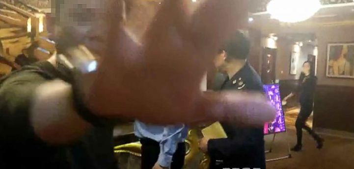 两家男士SPA馆被暗Bsport体育访 老板多次抢夺记者手机(图1)